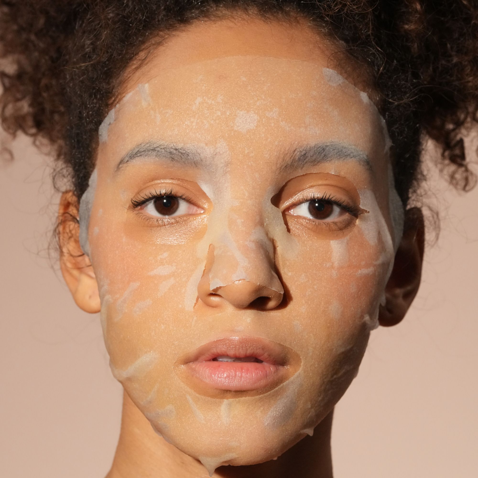Vrouw met een gezichtsmasker dat haar gezicht bedekt.