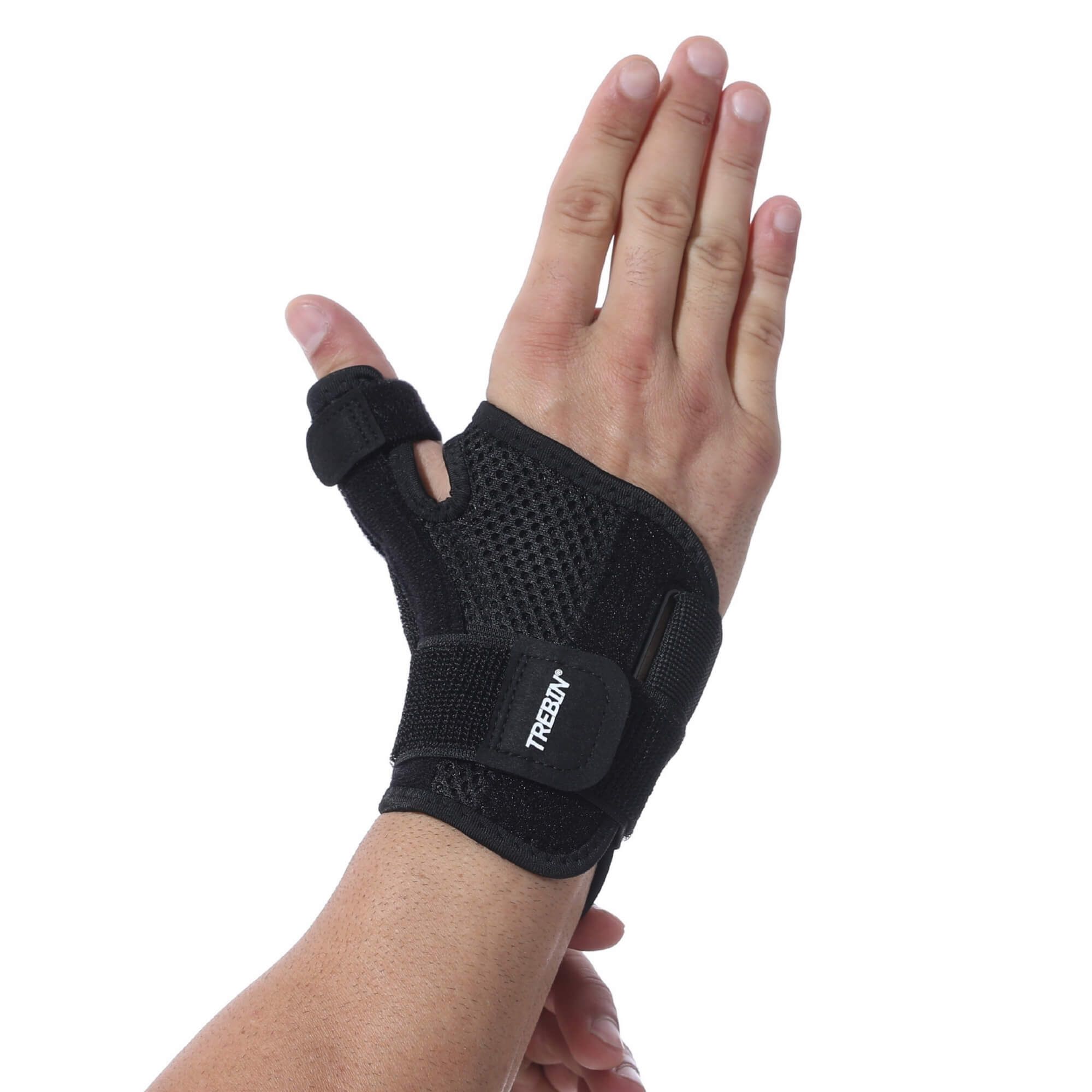 Hand met zwarte duim-polsbrace. Tekst: 'One Size Fits Most'. Polsomtrek 14-27 cm.
