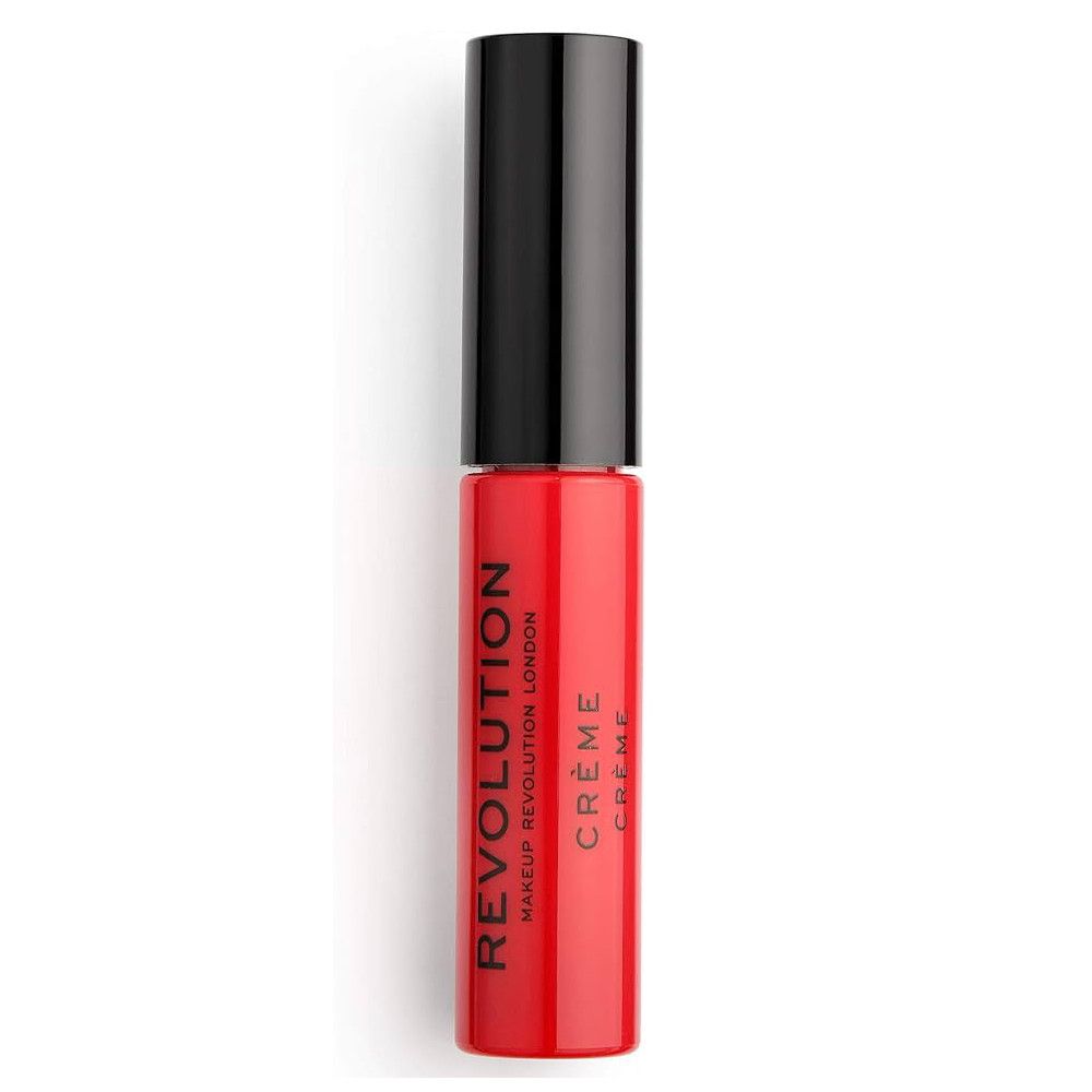 Rouge à lèvres crème rouge Makeup Revolution. Flacon avec bouchon noir. Nom du produit et marque visibles.