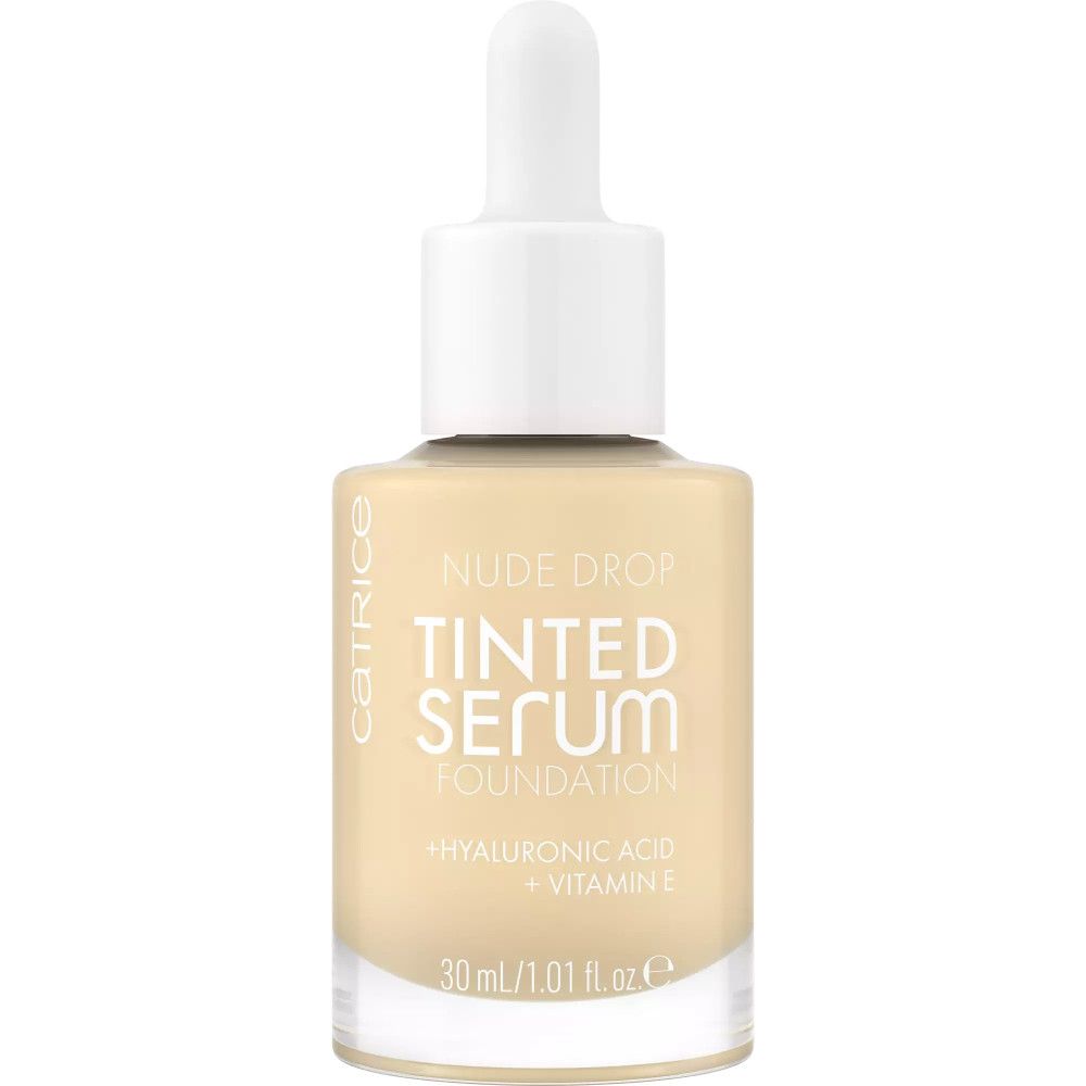 Flacon de sérum teinté. Inscription : Nude Drop, Tinted Serum Foundation. Contient de l'acide hyaluronique et de la vitamine E. 30 ml.