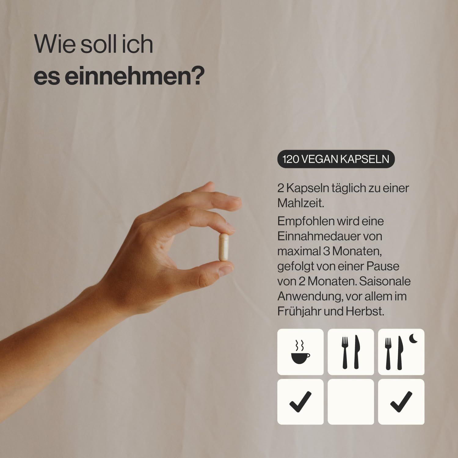 Hand houdt een capsule vast. Tekst: 120 veganistische capsules. Aanbeveling: 2 capsules per dag bij een maaltijd. Seizoensgebruik, vooral in de lente en herfst.