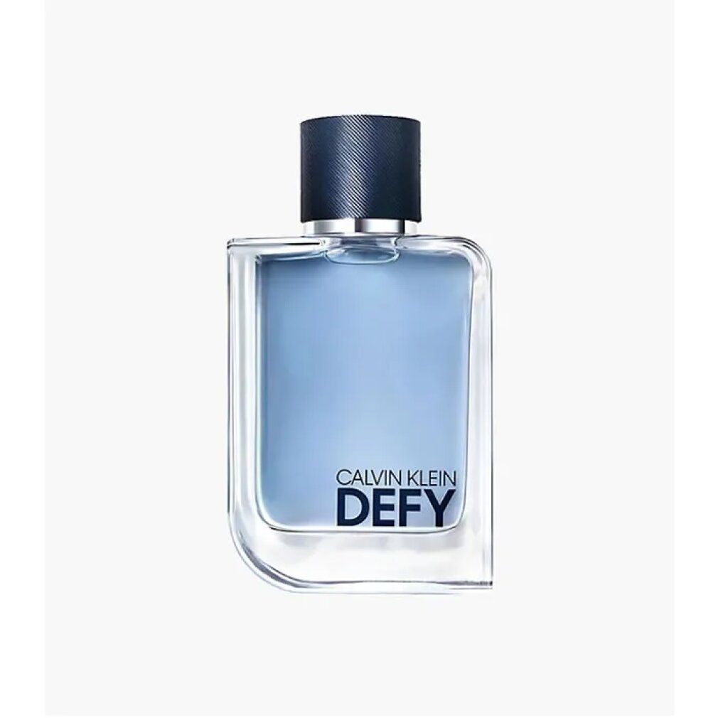 Flacon Calvin Klein Defy Eau de Toilette. Flacon carré, verre bleu, bouchon noir. Inscription Defy.