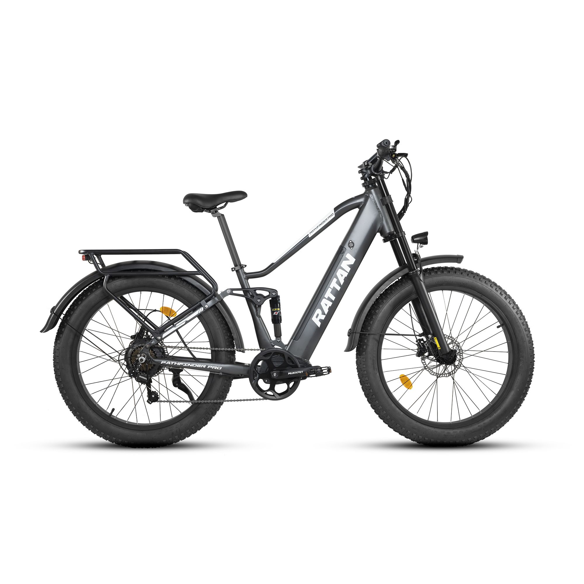 Vélo électrique gris RATTAN. Pneus noirs, porte-bagages, suspension. Transmission Shimano 7 vitesses.