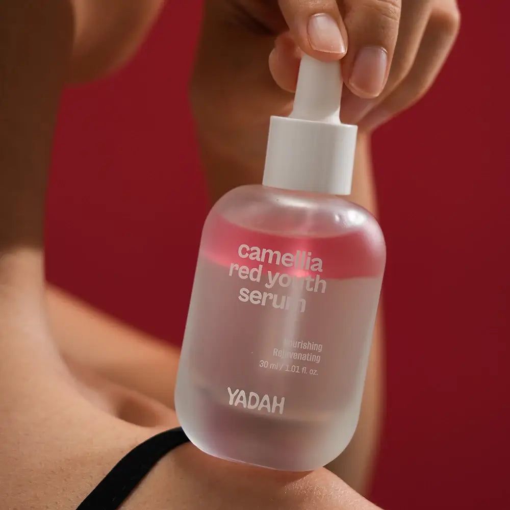 Serumfles met witte dop en pipet. Opschrift: Camellia Red Youth Serum. Merk YADAH.