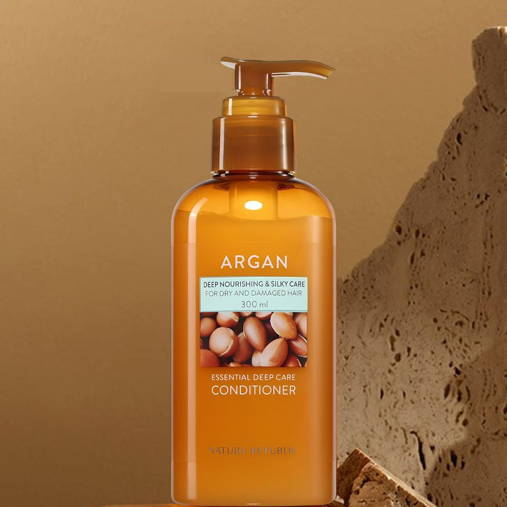Flacon brun avec pompe. Inscription : Argan, Deep Nourishing & Silky Care, Essential Deep Care Conditioner. Marque : NATURE REPUBLIC.