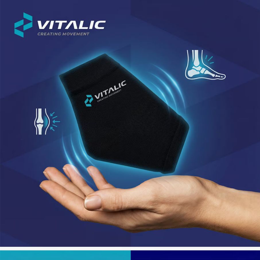 Zwarte enkelbrace. VITALIC-logo. Hand die het product vasthoudt. Illustraties van botten en gewrichten.