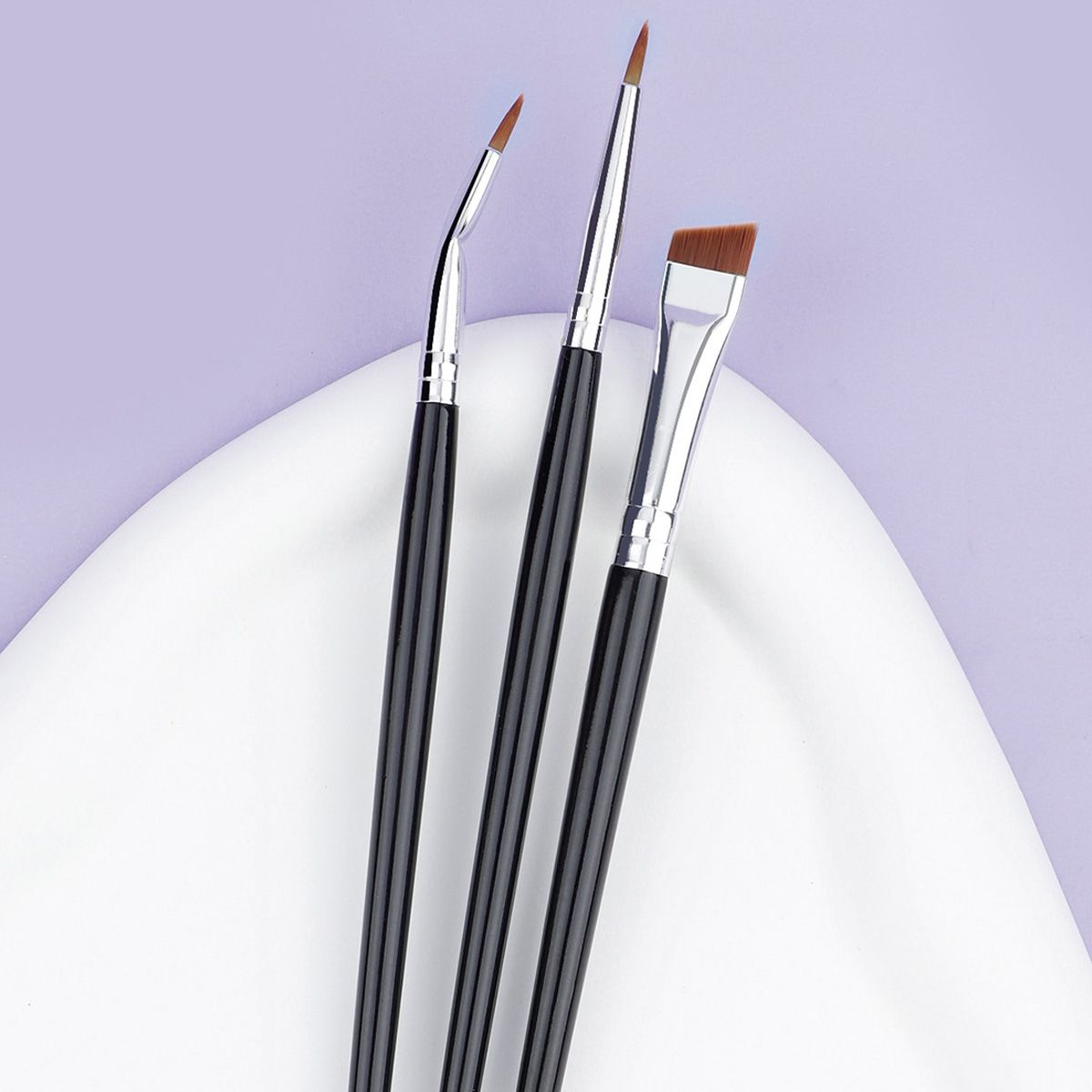 Een schuine oogmake-up kwast wordt gebruikt om een precieze eyelinerlijn te trekken.