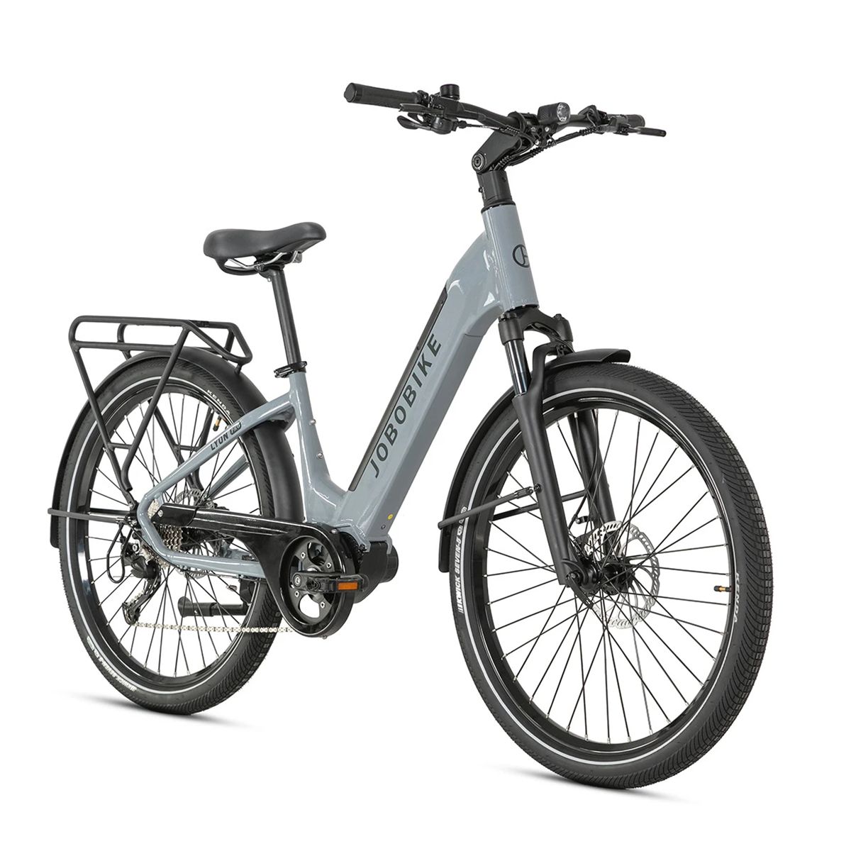 Grijze e-bike met zwarte bagagedrager, spatborden en banden. Het frame draagt de tekst JOBOBIKE.