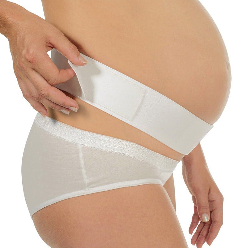 Ceinture abdominale blanche réglable. Femme enceinte, vue de côté. La ceinture se fixe avec du velcro.