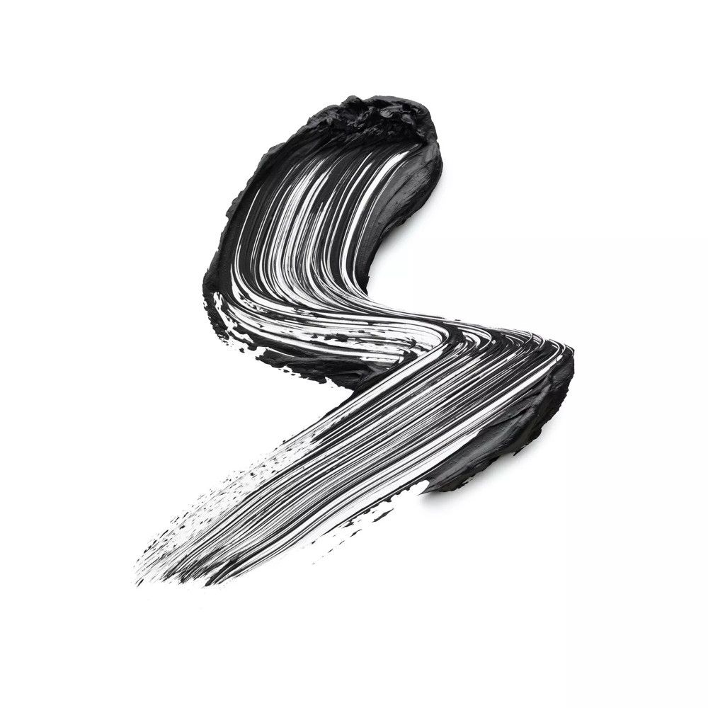 Trait de mascara noir sur fond blanc. Le trait est ondulé et montre la texture du produit.