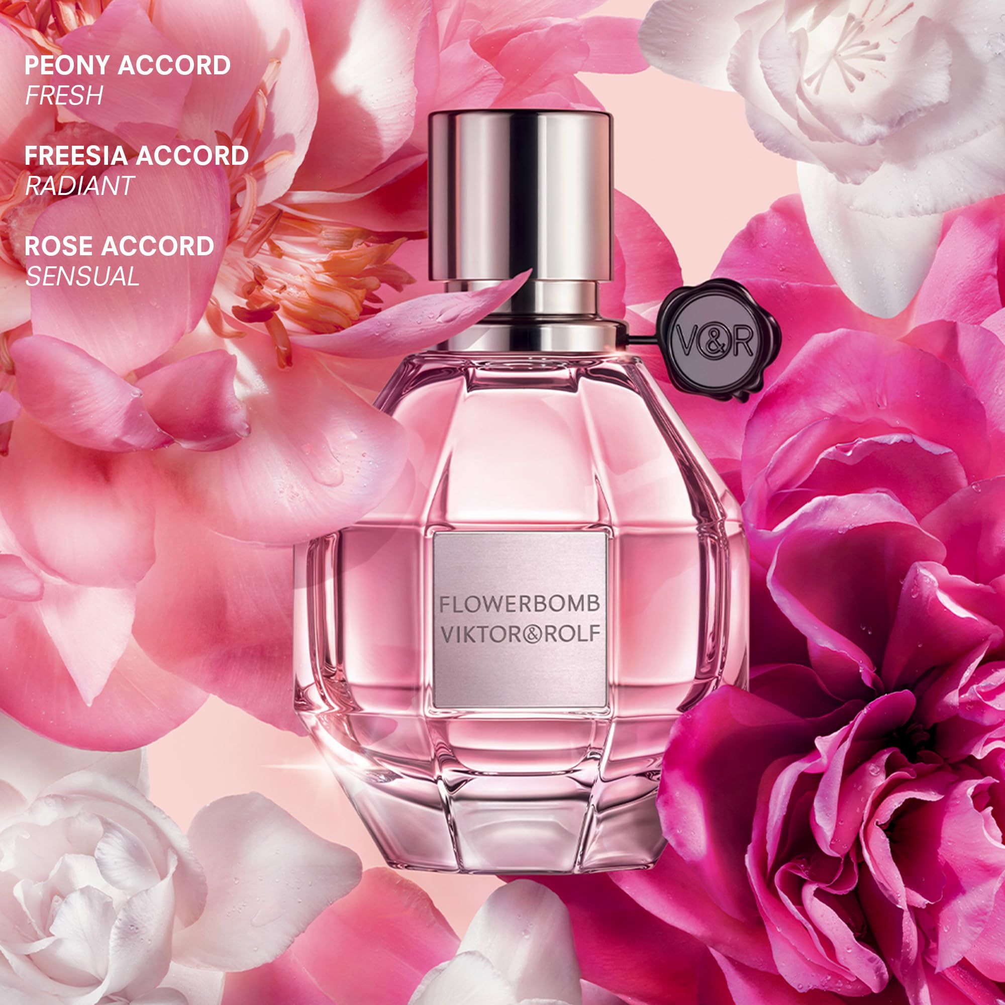 Flacon de parfum Flowerbomb de Viktor & Rolf entouré de fleurs roses et blanches. Texte : Peony Accord, Freesia Accord, Rose Accord.