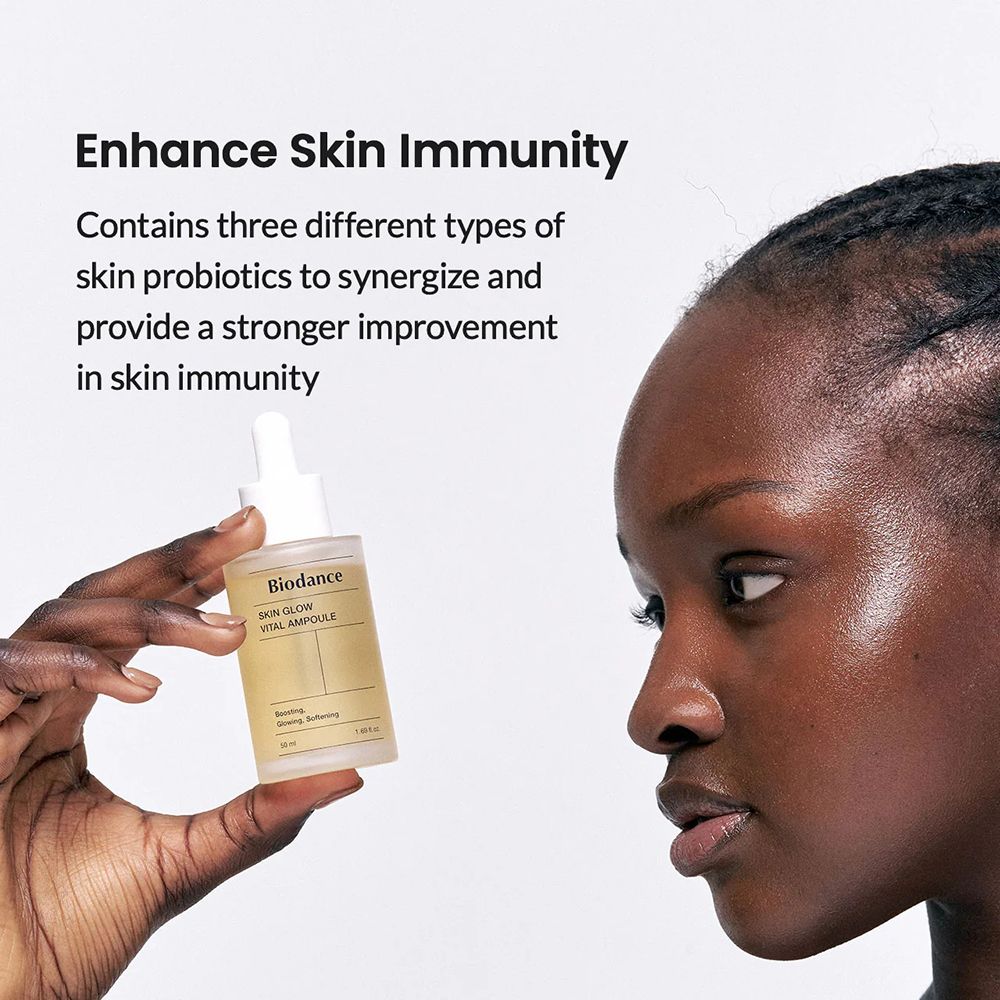 Femme avec flacon de sérum. Texte: Enhance Skin Immunity. Nom du produit visible.