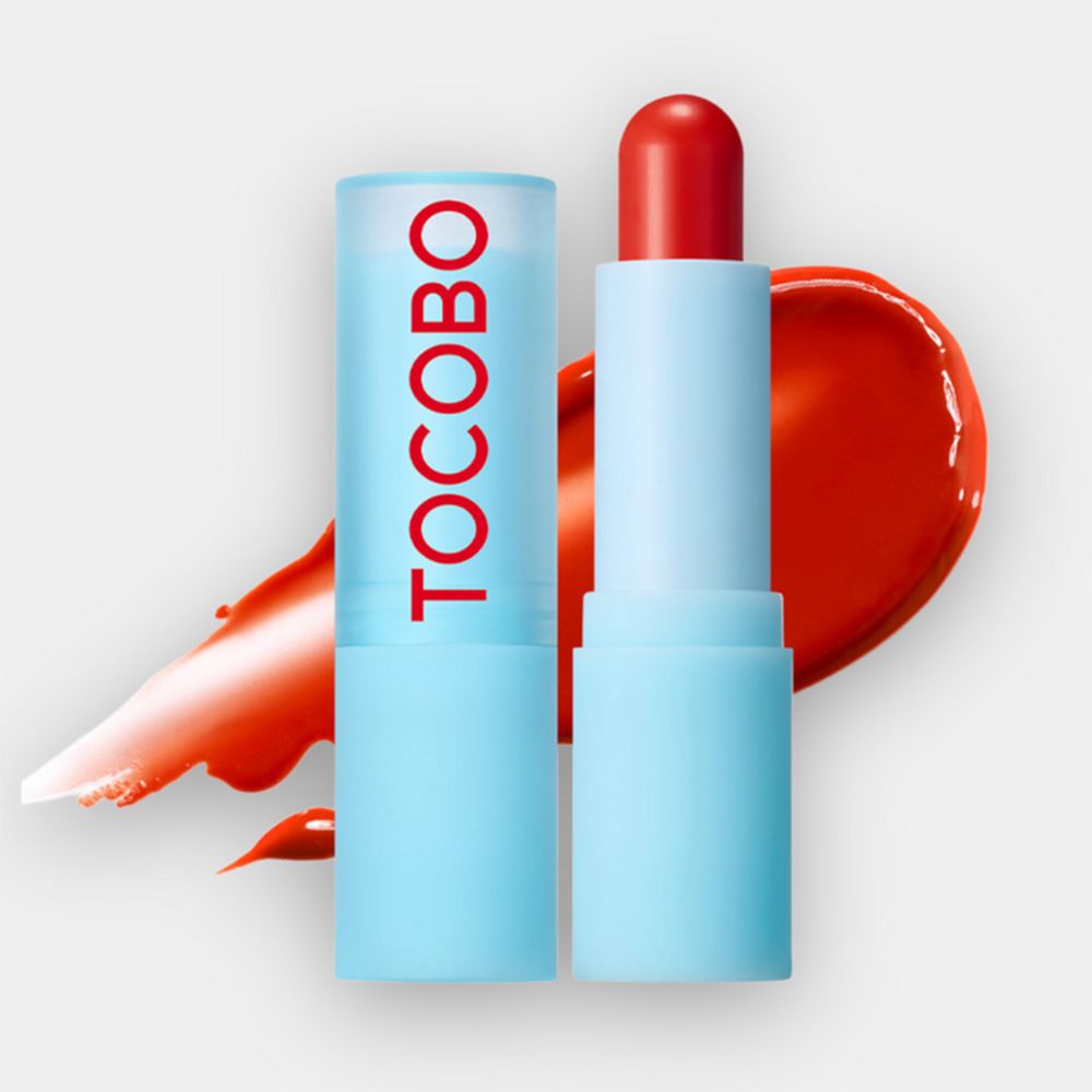 Twee lippenbalsemstiften, één geopend, naast een rode lipstickveeg. Op de stiften staat TOCOBO.