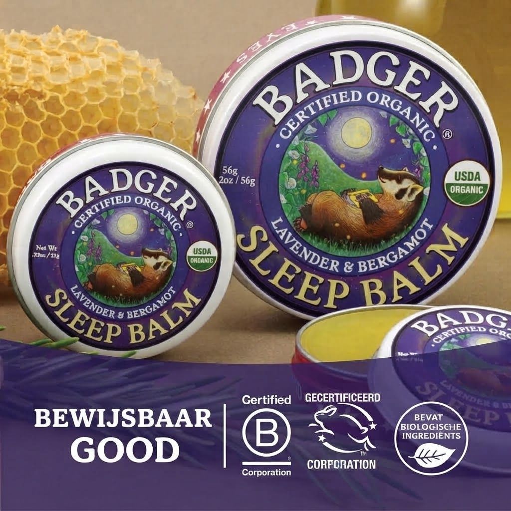 Twee ronde blikken Badger Sleep Balm met lavendel & bergamot. Eén blik is open en toont de gele balsem.
