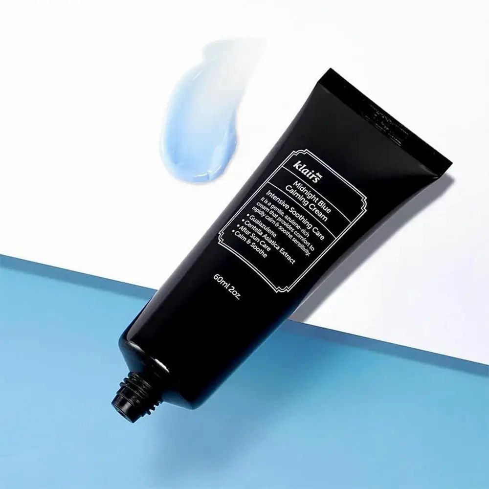 Donkerblauwe tube, blauwe crème ernaast. Tekst: Midnight Blue Calming Cream, 60ml 2oz. Merk: Klairs.