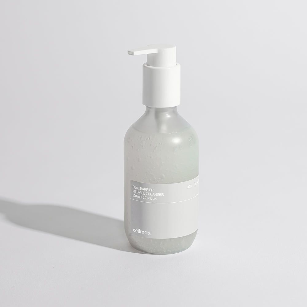 Celimax Dual Barrier Mild Gel Cleanser dans un flacon pompe blanc, avec ombre sur fond gris.