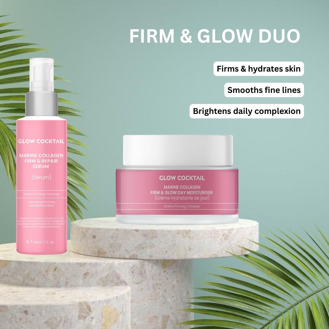 Roze serumfles en pot op sokkel. Opschrift: Glow Cocktail, Marine Collagen Firm & Repair Serum, Marine Firming Complex.