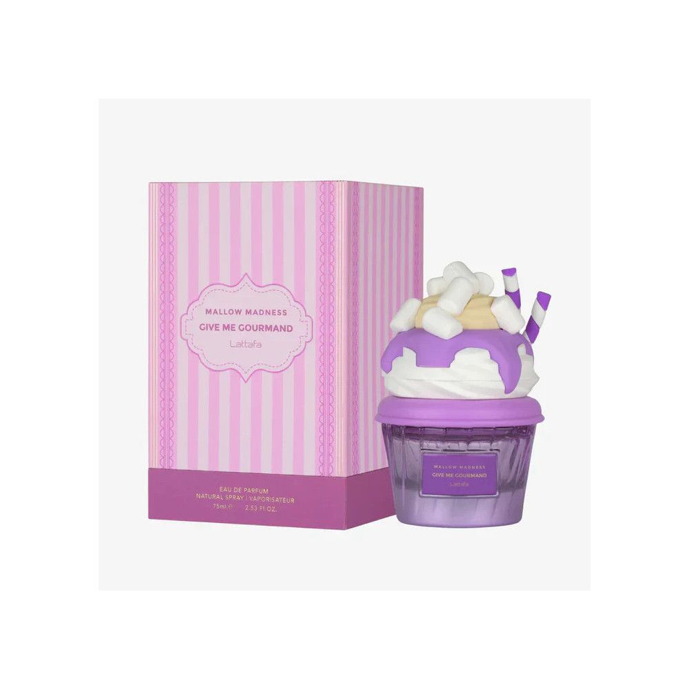 Flacon de parfum en forme de cupcake avec emballage. Flacon avec couvercle violet, garniture blanche et guimauves. Emballage à rayures.