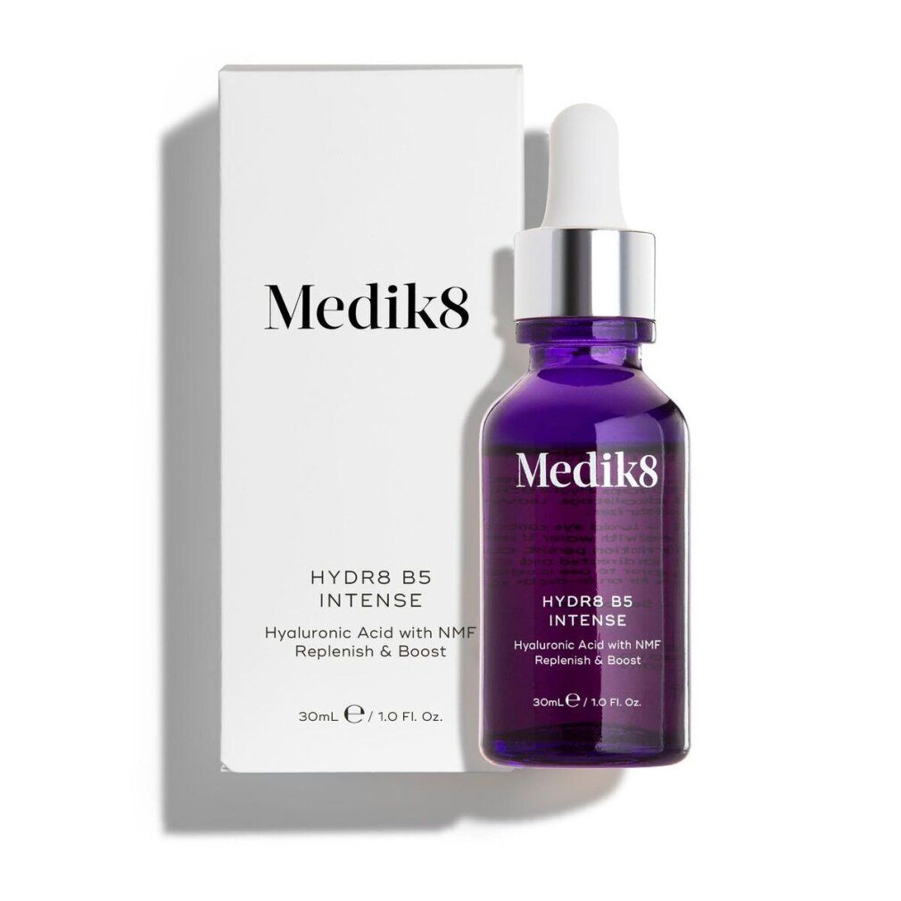 Flacon violet et emballage blanc. Logo Medik8 et nom du produit. Texte : HYDR8 B5 INTENSE, Skin Ageing.