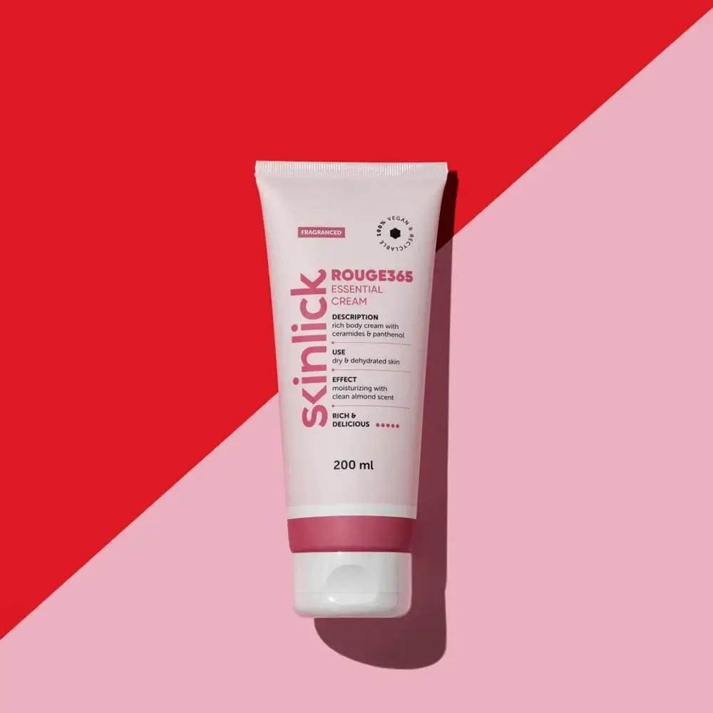 Crèmetube SKINLICK Rouge365 Essential Cream. Roze-wit ontwerp, rode streep. Achtergrond: rood en roze. Tekst zichtbaar.