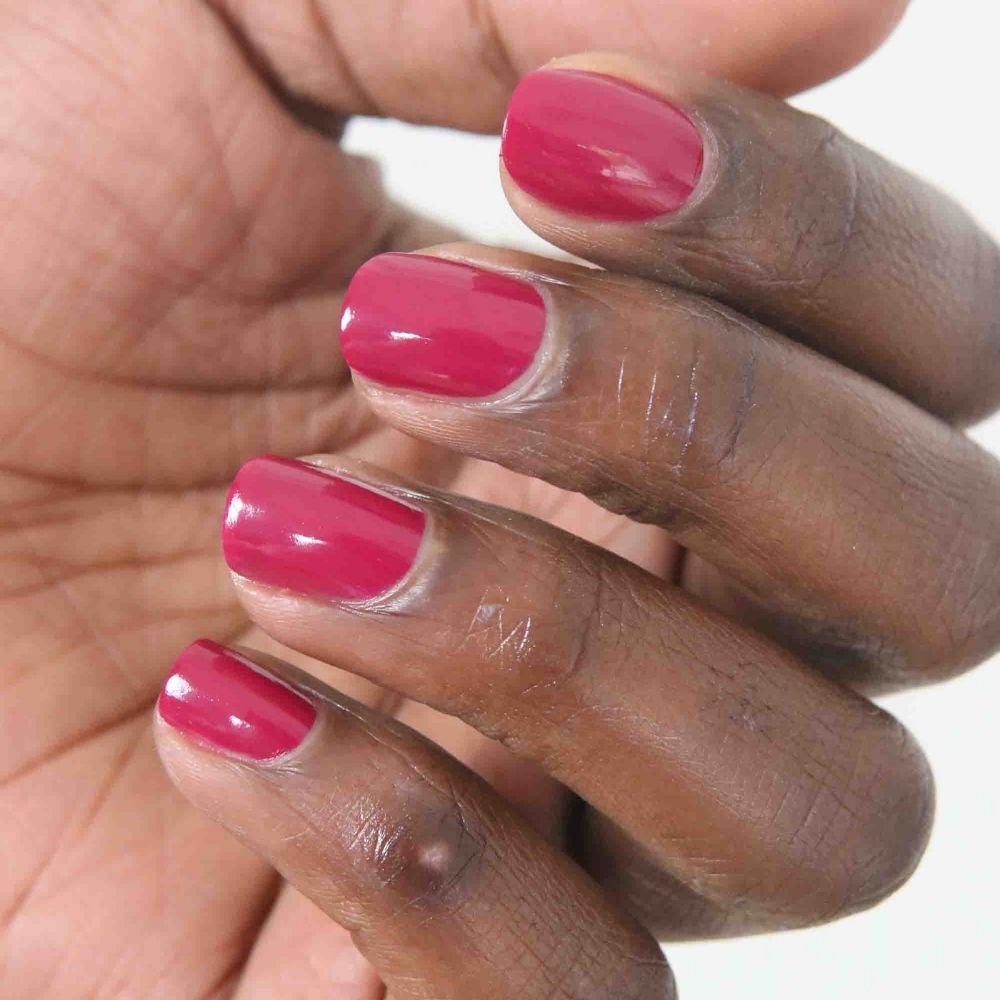 Hand met gelakte nagels. Nagels gelakt met roze nagellak. Close-up van de hand.