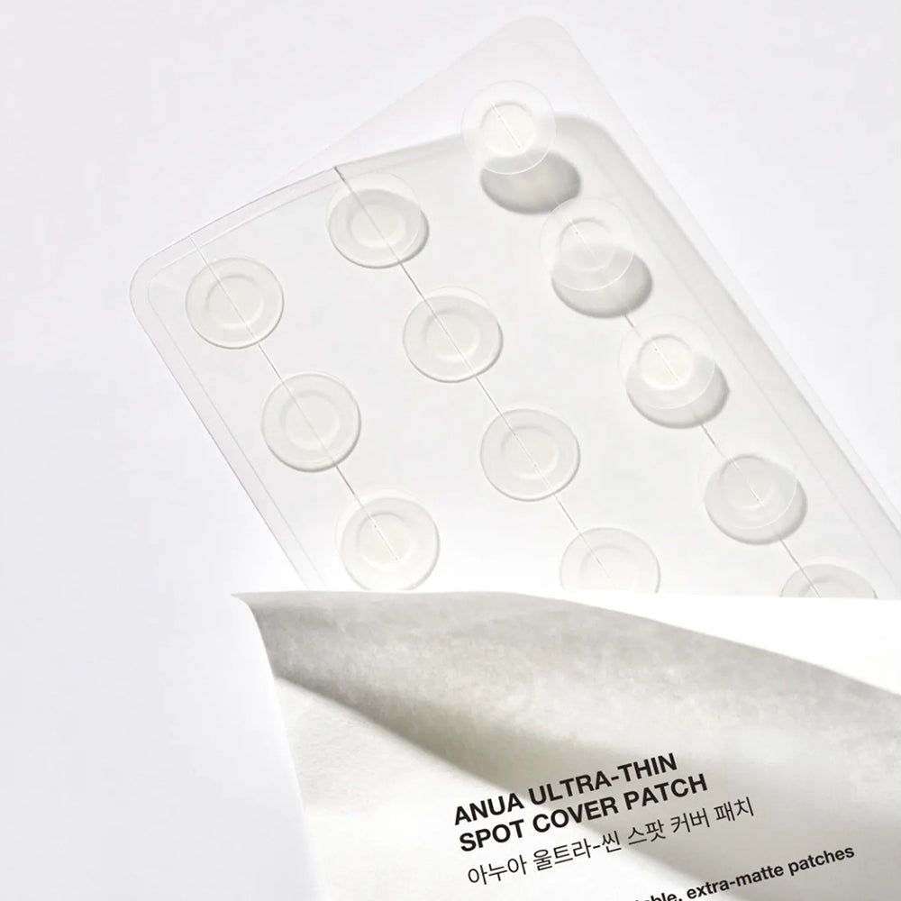 Transparante plastic verpakking met ronde pleisters. Daaronder een blad met producttekst. Anua Ultra-Thin Spot Cover Patch.