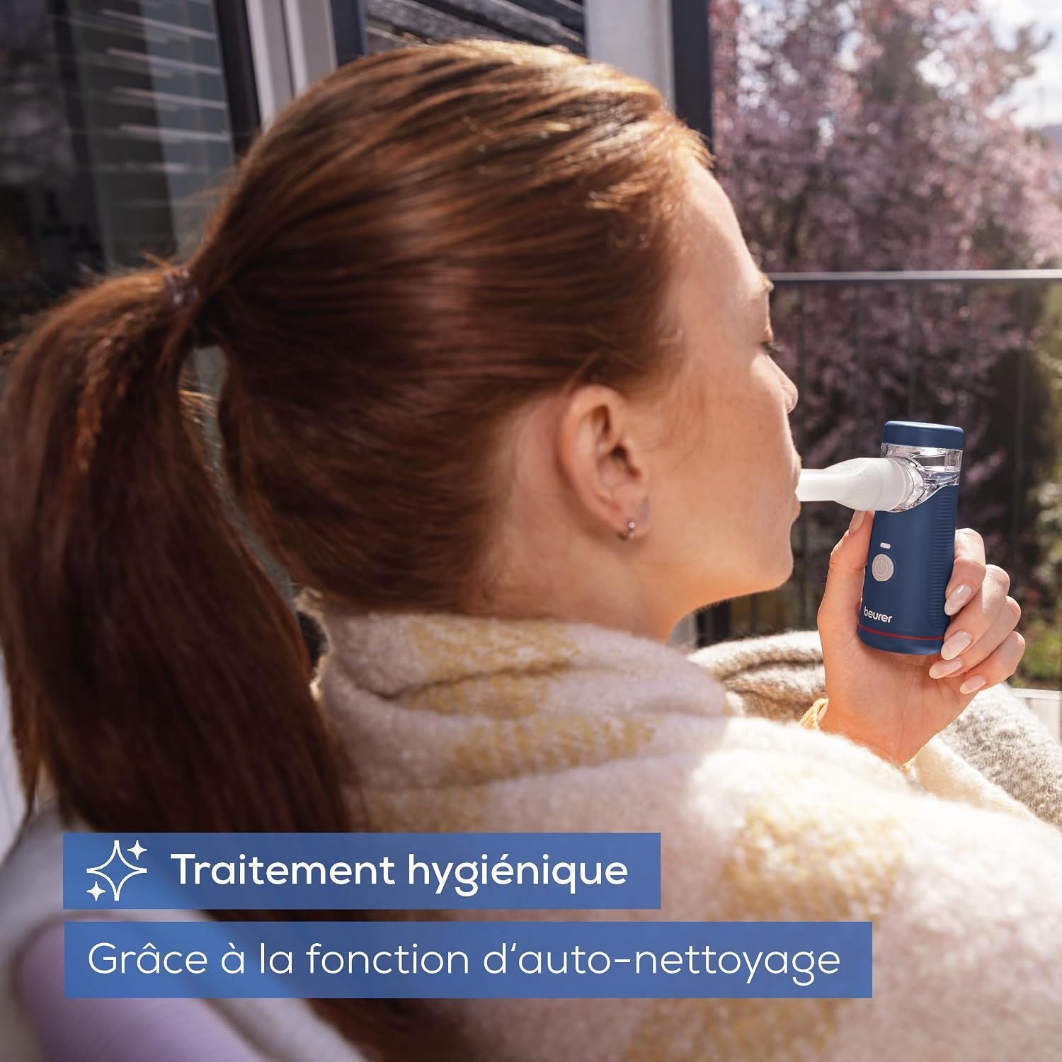 Une femme utilise un inhalateur bleu avec un embout buccal blanc.