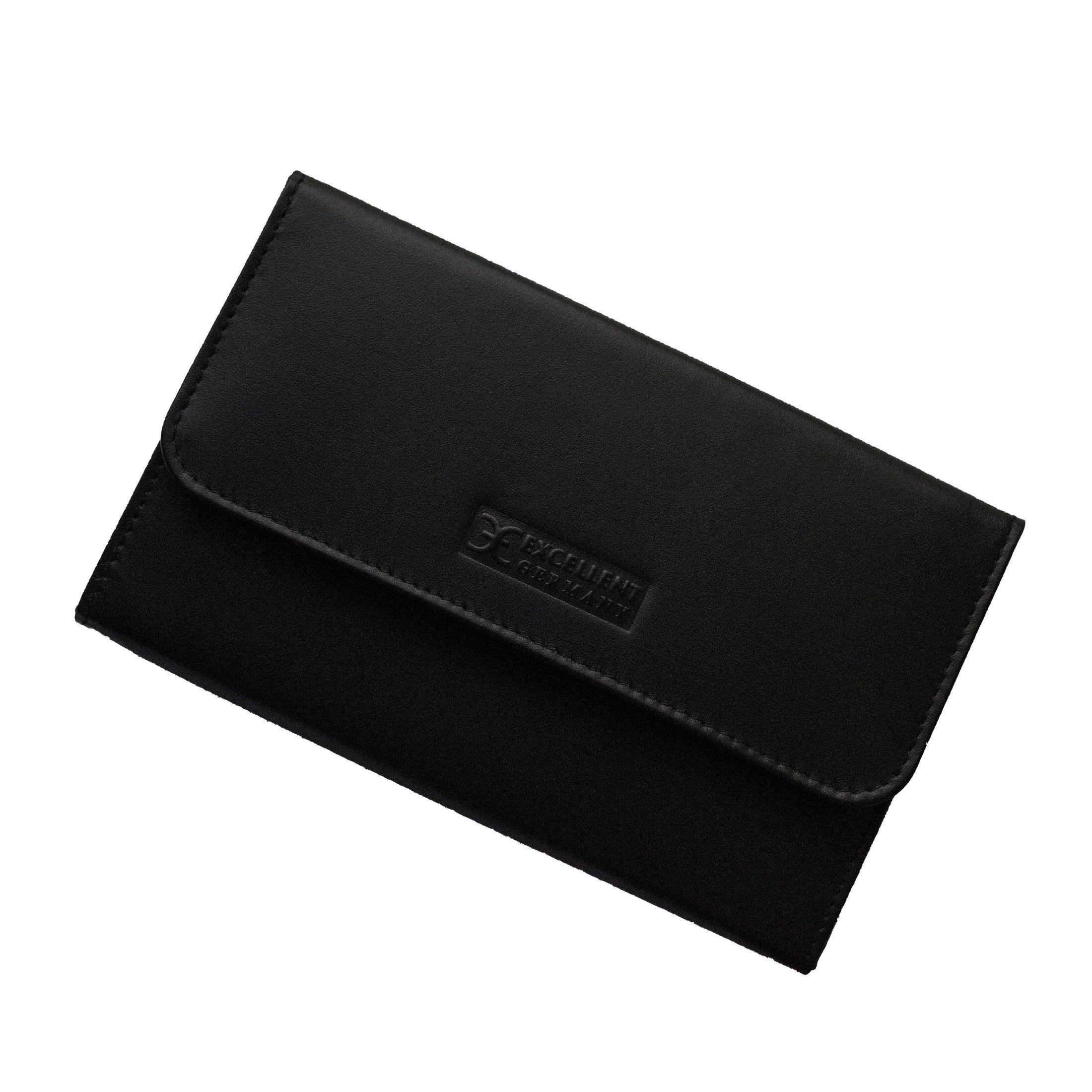 Gesloten, zwarte manicure etui. Met flap en reliëf logo: Excellent Germany.