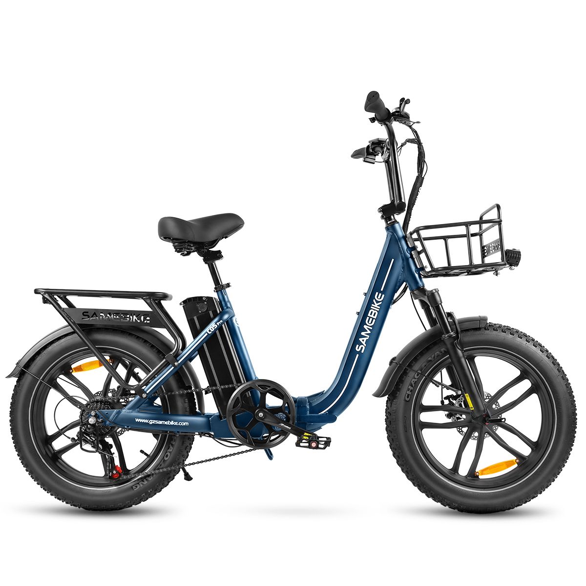 Blauwe SAMEBIKE C05 Pro e-bike. Zwarte banden, mand, bagagerek. Merk SAMEBIKE zichtbaar.