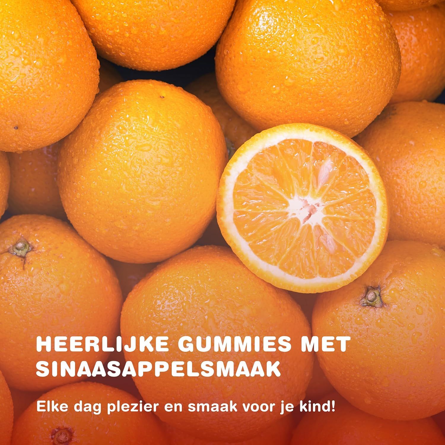 Een stapel sinaasappels, waarvan één doormidden gesneden. Tekst: "Heerlijke gummies met sinaasappelsmaak".