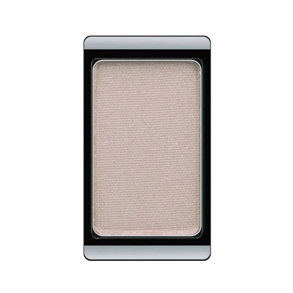 Een enkele oogschaduw in een zwarte houder. De kleur is licht en glanzend.