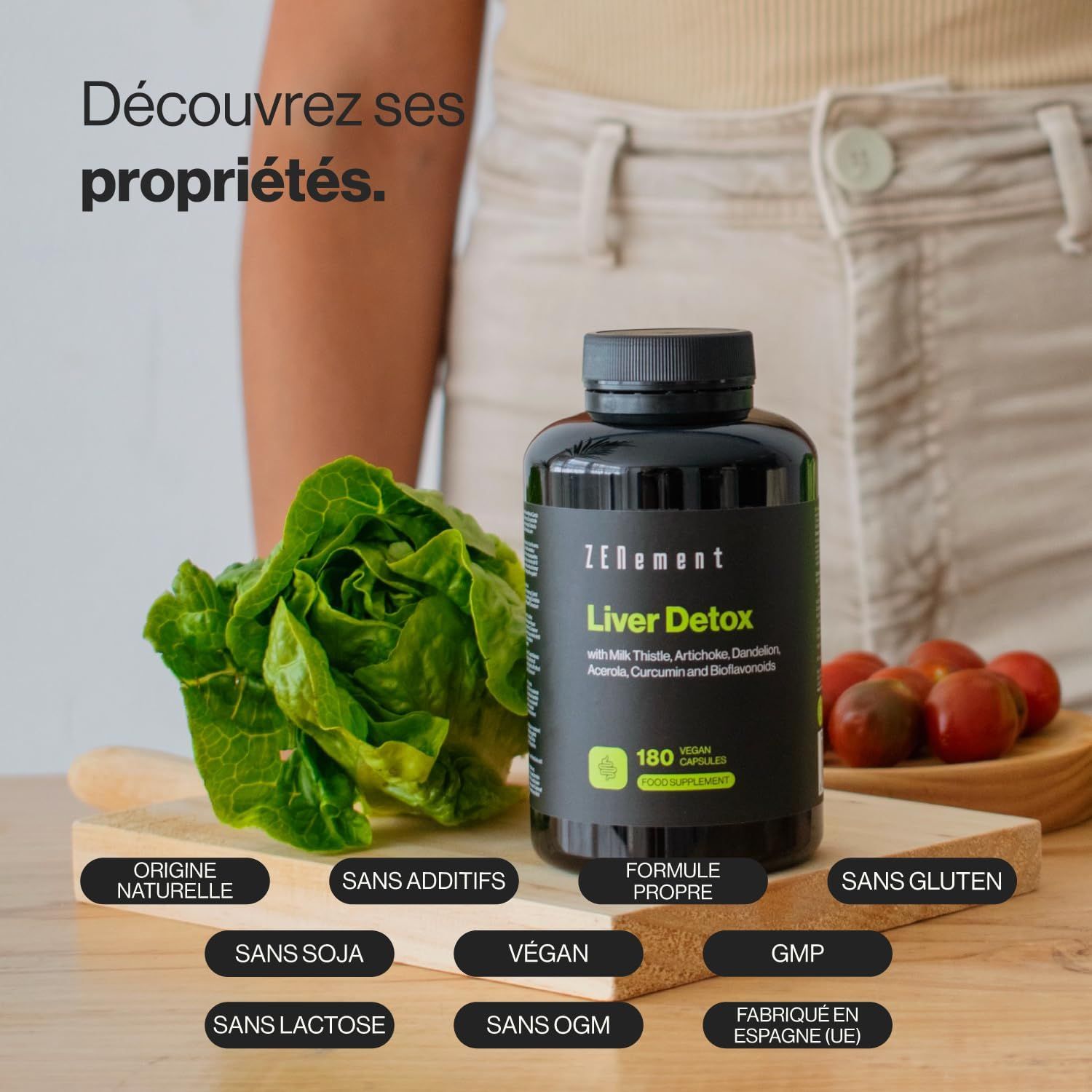 Bouteille noire "Liver Detox" 180 capsules. À côté, laitue et tomates cerises.