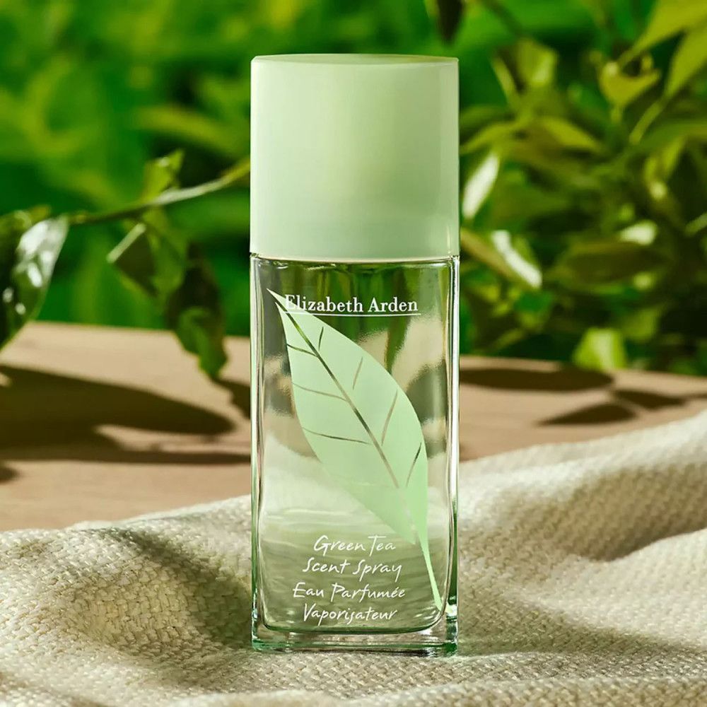 Green Tea Eau Parfumée Spray fles. Rechthoekige vorm, groene dop, bladdecoratie. Elizabeth Arden logo.