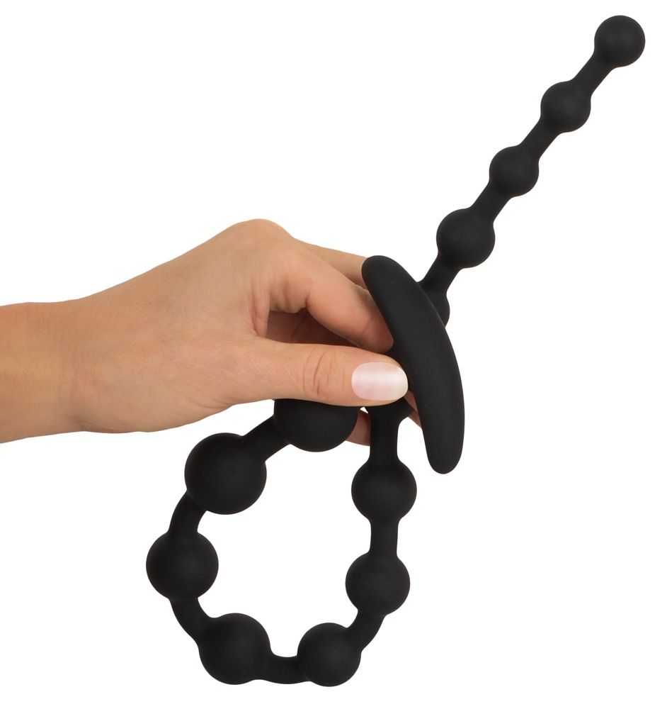 Zwarte anale parelketting, vastgehouden door een hand. Verschillende maten kralen en een T-vormige handgreep.