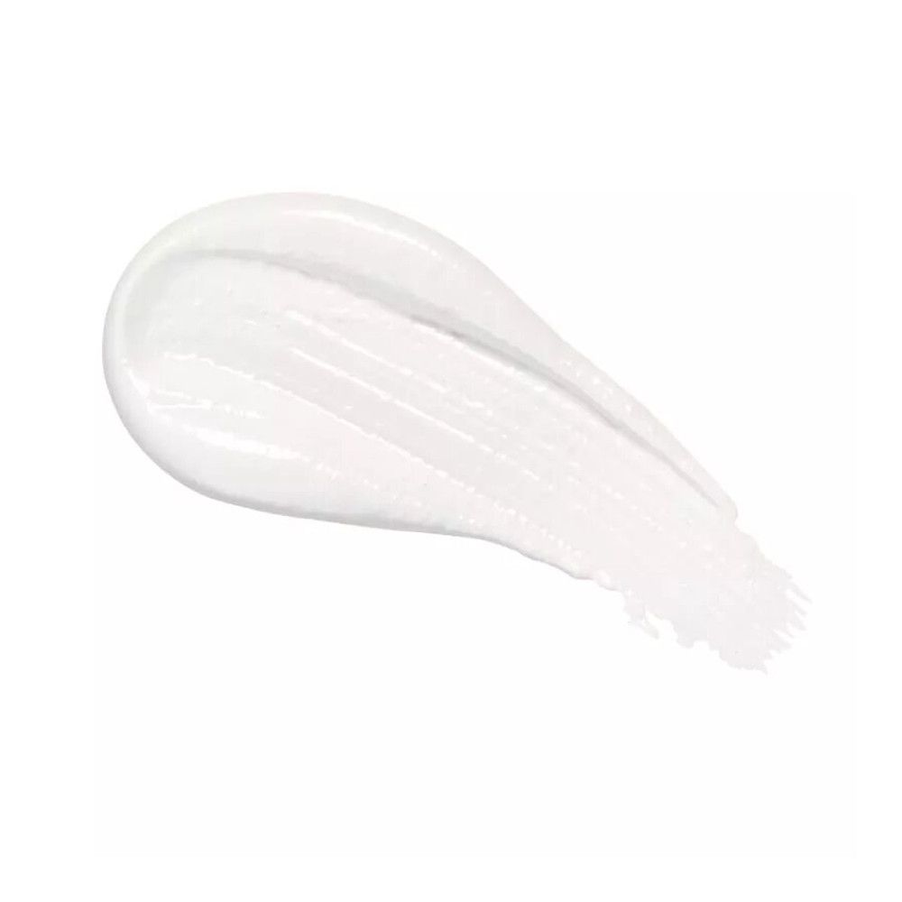 Trace de base de fard à paupières crémeuse blanche sur fond blanc.