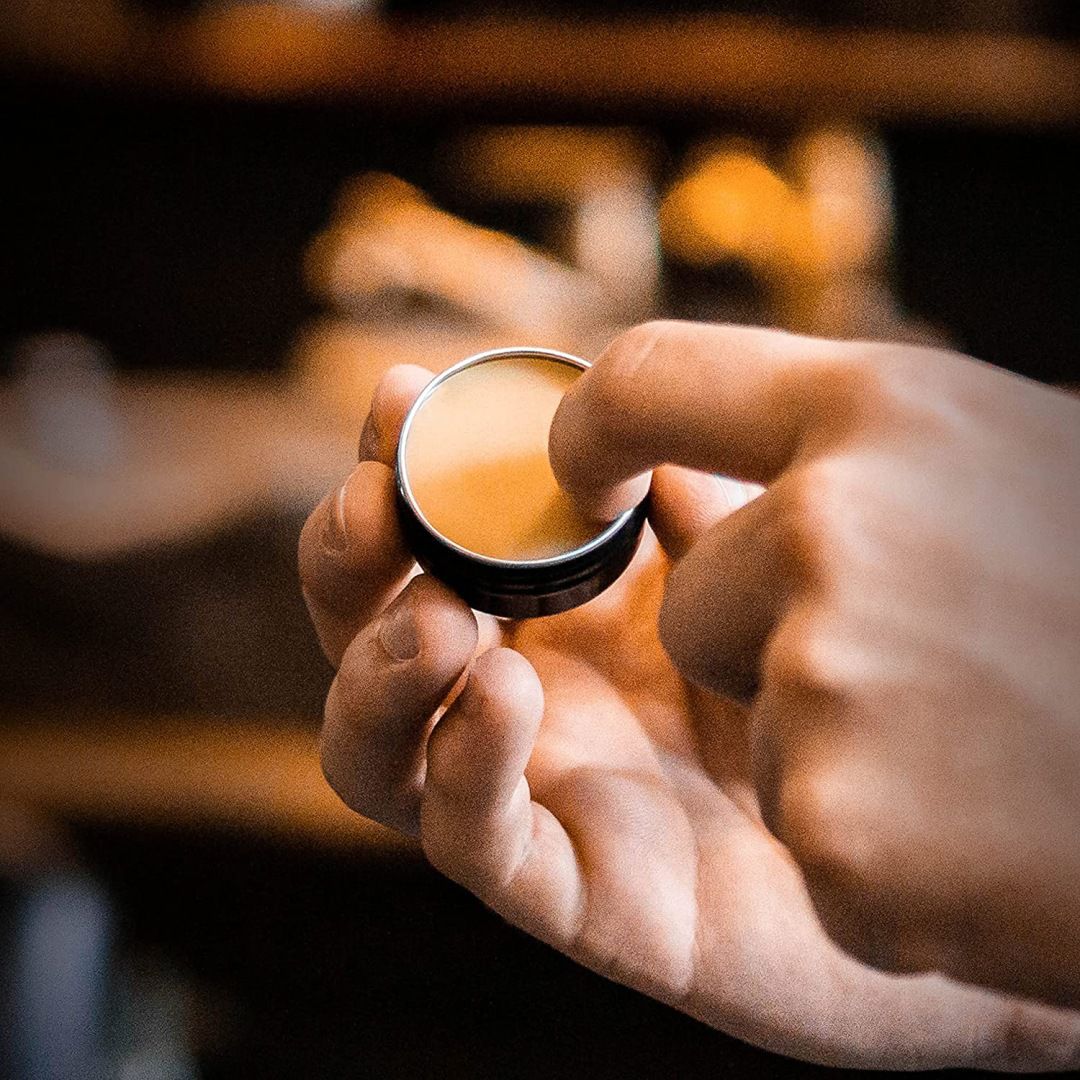 Gesloten blikje CHARLEMAGNE baardwax, etiket "MOUSTACHE WAX".