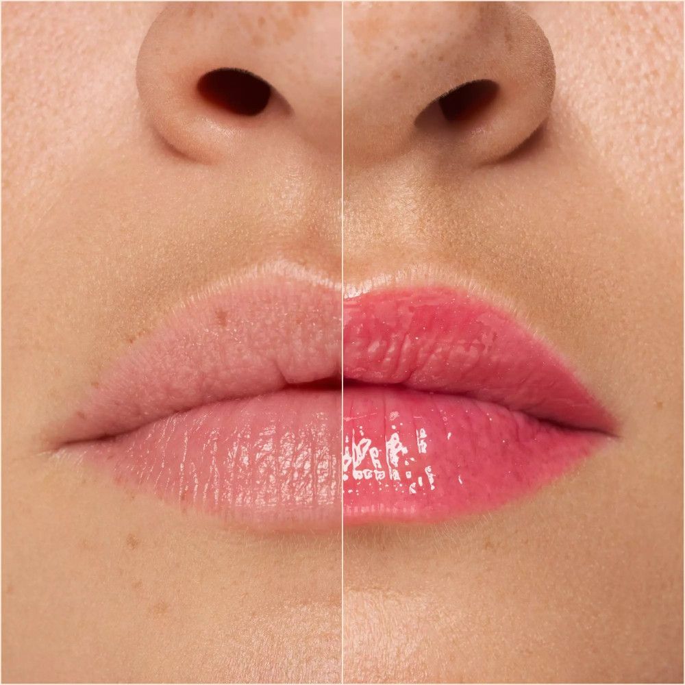 Vergelijking van lippen voor en na het aanbrengen van lipgloss. De ene helft toont ongeschminkte lippen, de andere glanzend.