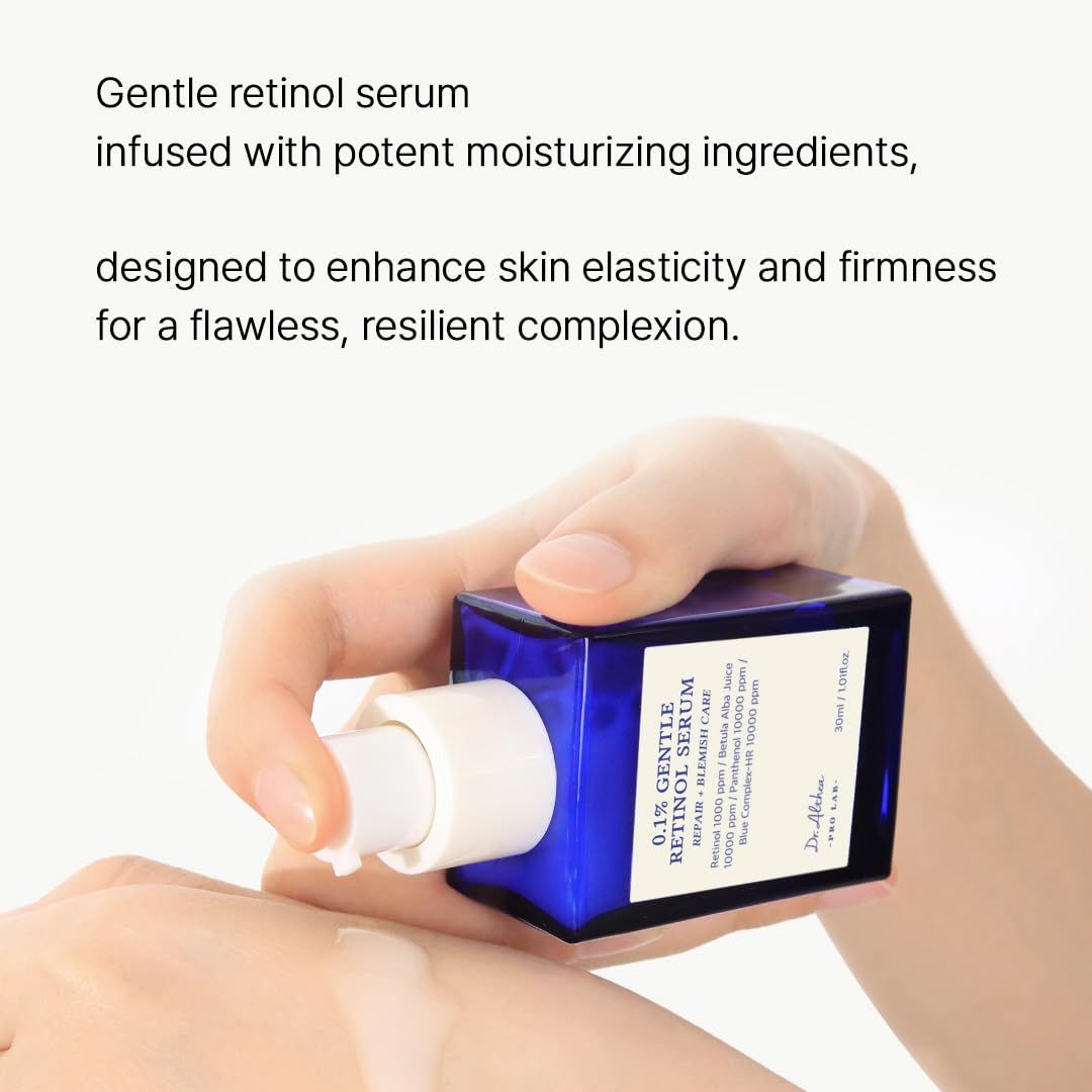 Main tenant un flacon de sérum bleu. Texte : Gentle Retinol Serum, pour l'élasticité et la fermeté.