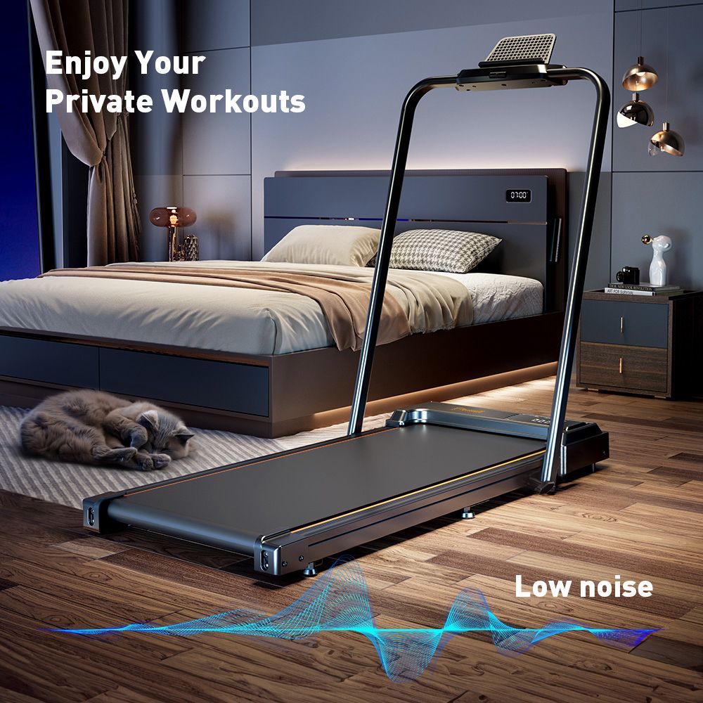 Zwarte loopband in een slaapkamer. Tekst: "Enjoy Your Private Workouts" en "Low noise".