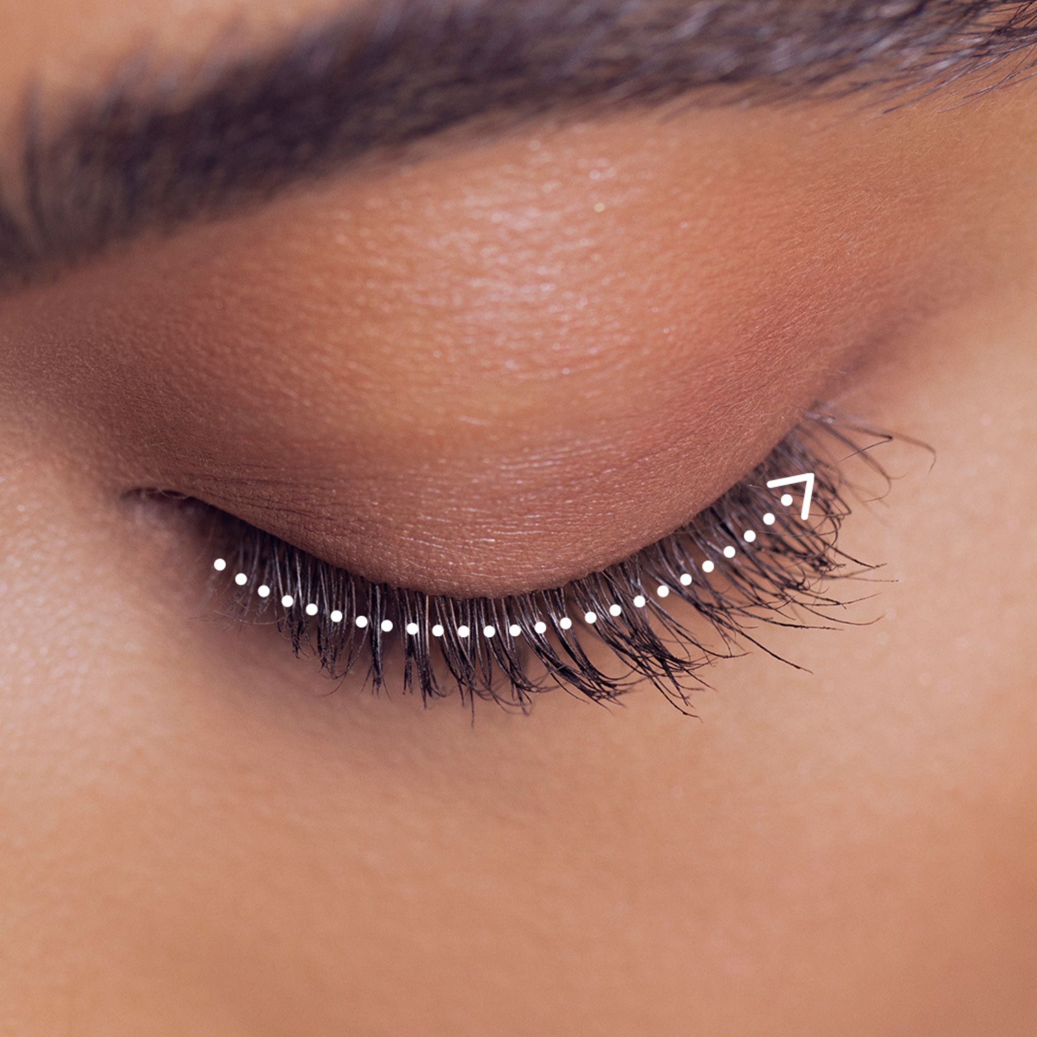 Gesloten oog met stippellijn langs de wimperrand. Pijl geeft de richting aan.