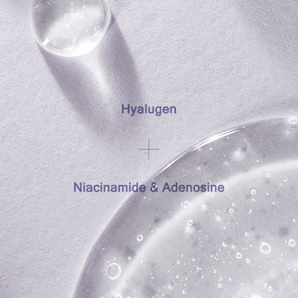 Tekst op lichte achtergrond: Hyalugen + Niacinamide & Adenosine. Vloeistof en bellen.