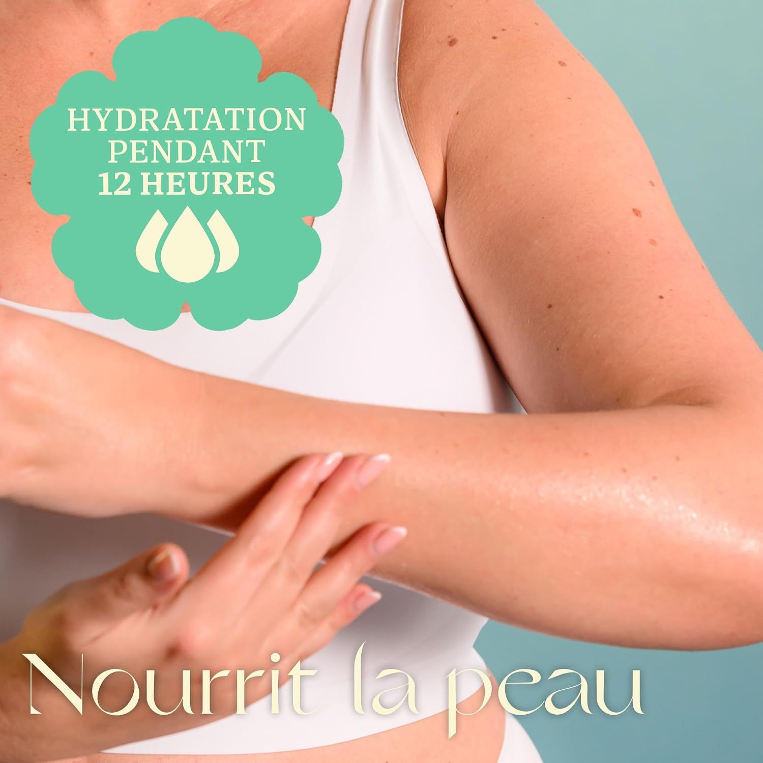 Bras d'une personne appliquant une crème hydratante. Texte : Hydratation 12 heures.