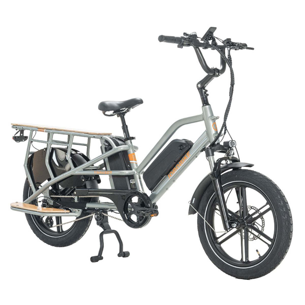 Vélo cargo électrique gris avec double batterie. Porte-bagages arrière, pneus noirs, détails argentés. Vue latérale, fond blanc.