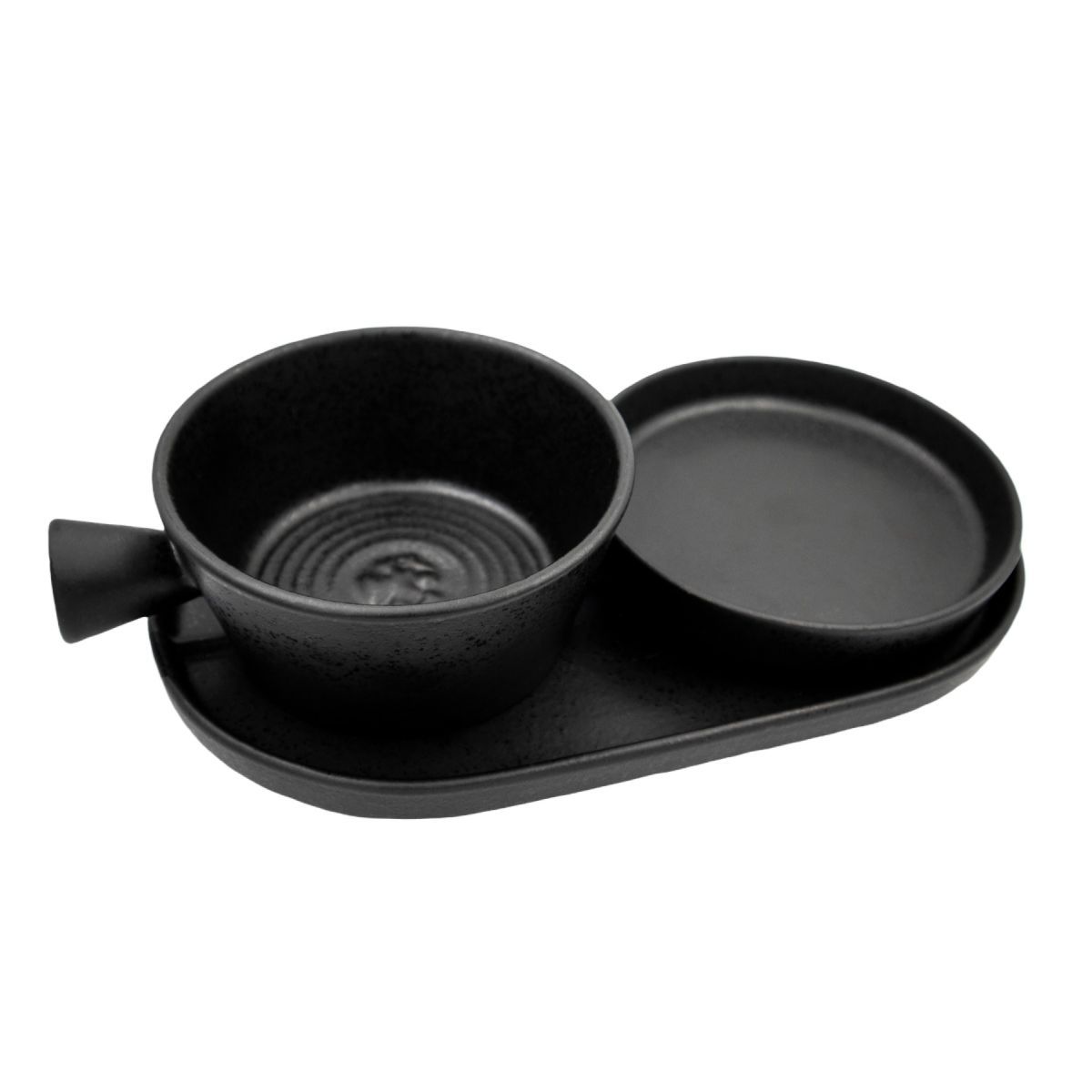 Zwarte scheerkom met handvat, kleine kom en langwerpig dienblad. Keramiek. Gekerfde binnenkant van de kom.