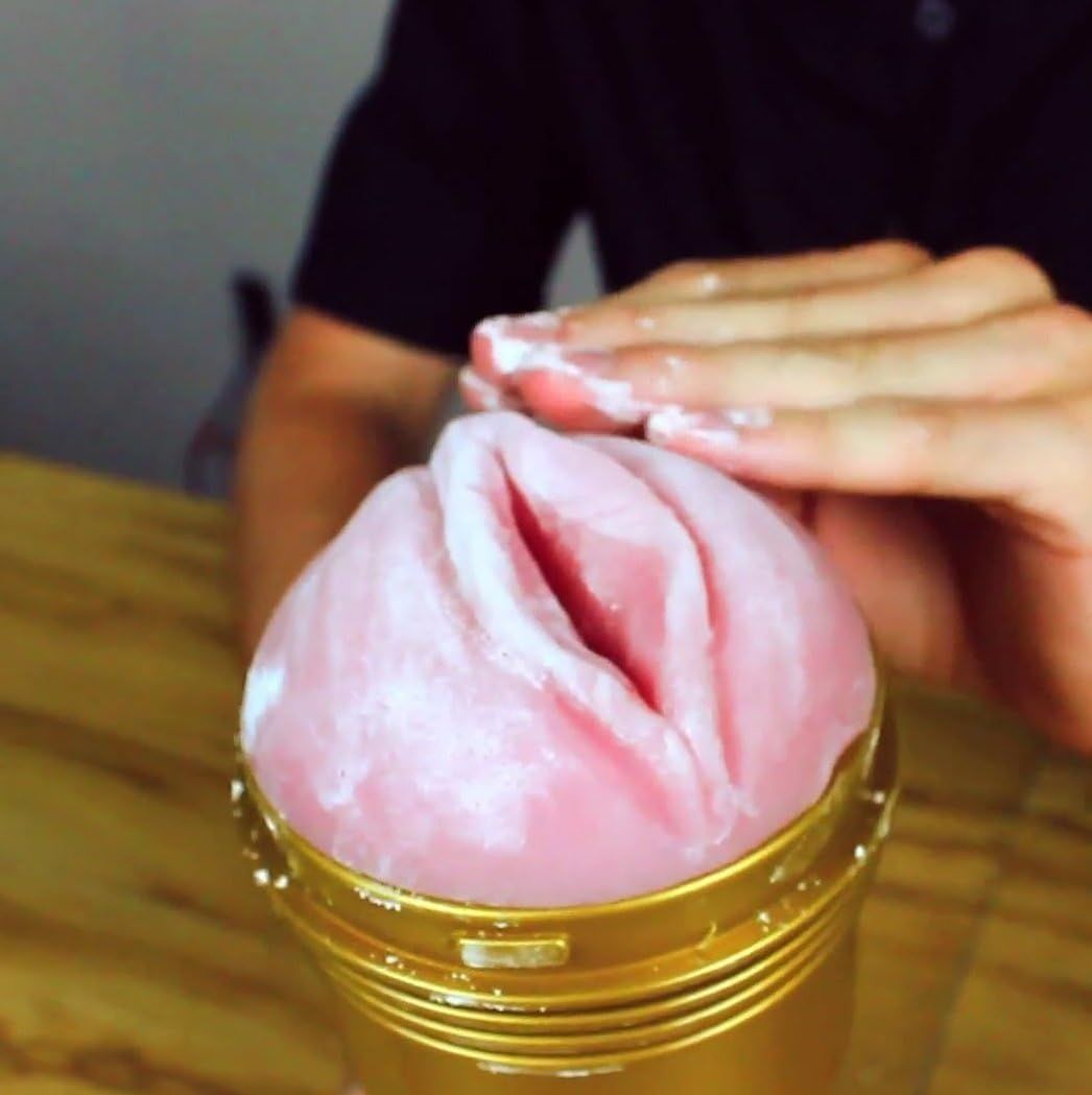 Roze getextureerde masturbator met gouden voet.