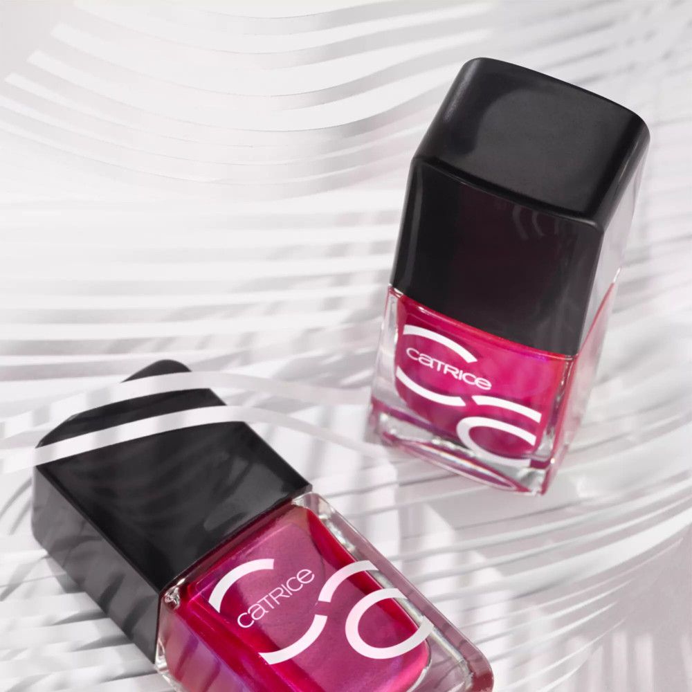 Deux flacons de vernis à ongles avec bouchon noir. Marque Catrice, vernis à ongles violet, flacons transparents.
