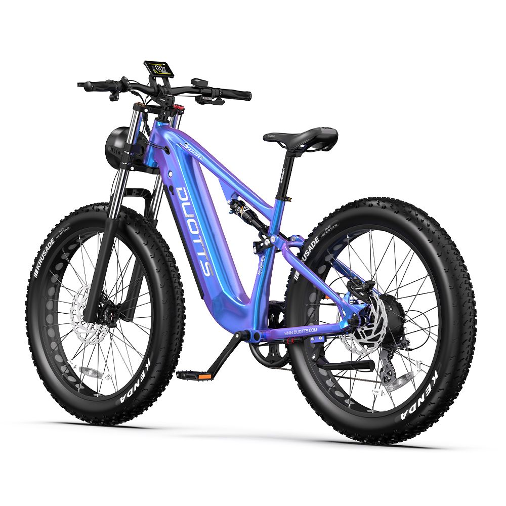 VTT électrique DUOTTS E26, bleu-violet. Pneus noirs, logo DUOTTS. Phare, suspension, selle. Pneus Kenda.