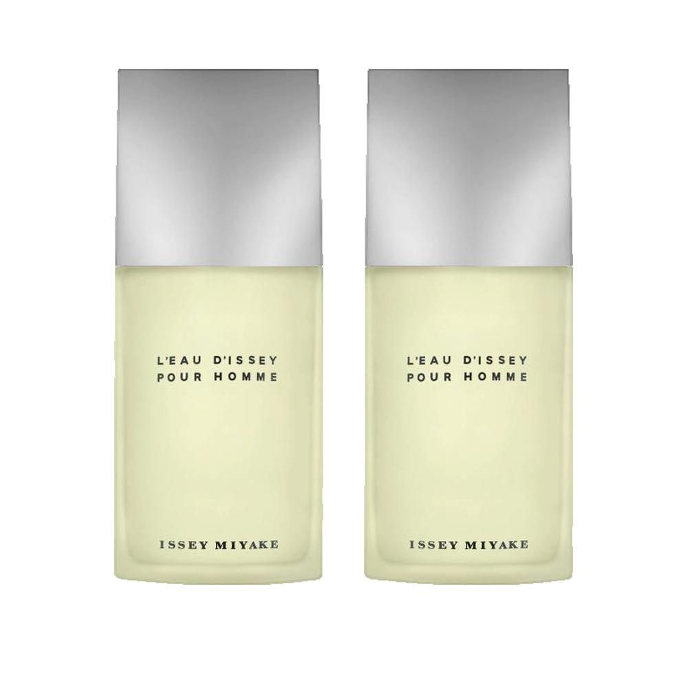 Twee rechthoekige flacons met zilveren doppen. Opschrift: L'EAU D'ISSEY POUR HOMME en ISSEY MIYAKE.