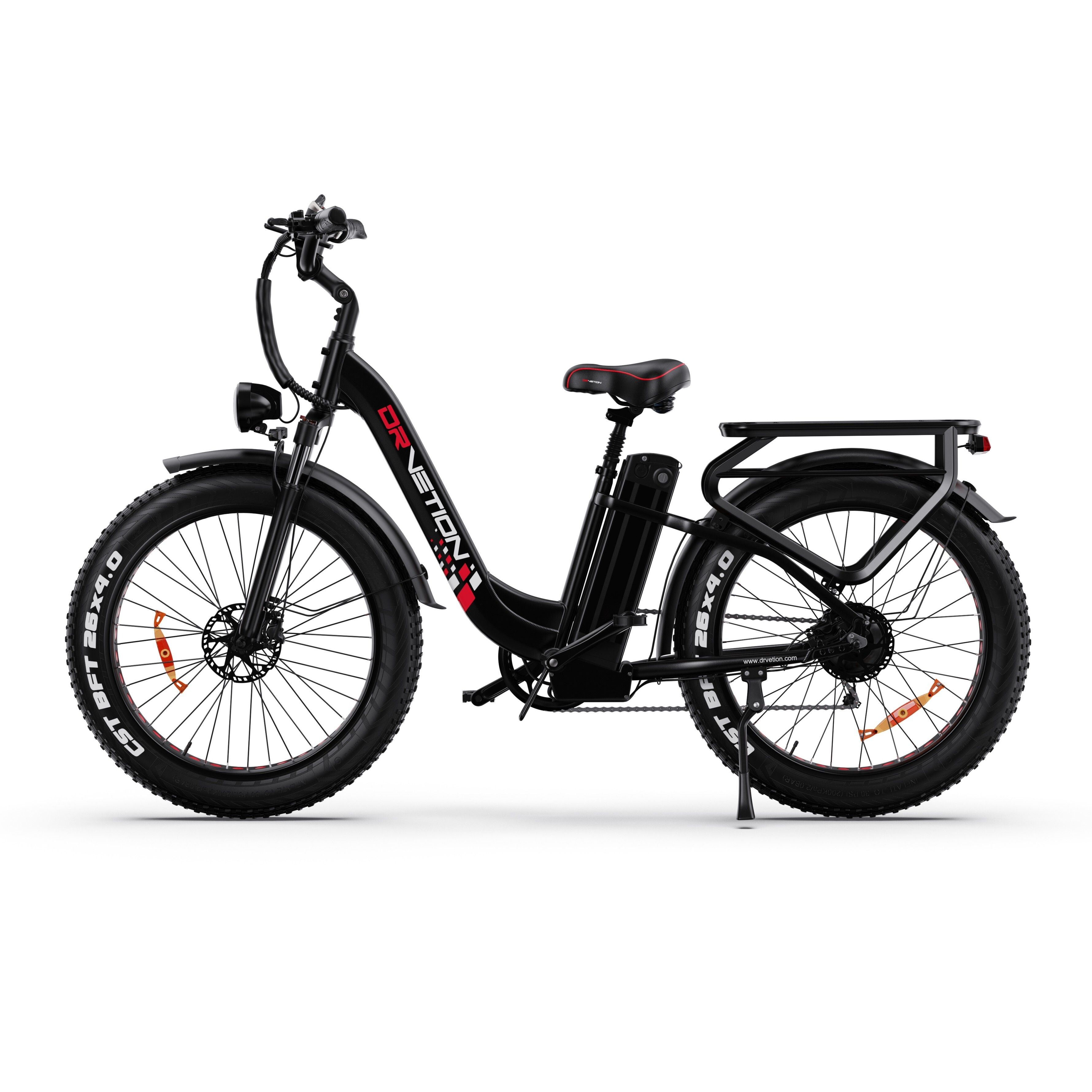 Zwarte e-bike met rode accenten. Brede banden, bagagedrager, koplamp en zadel. DRVETION-logo.