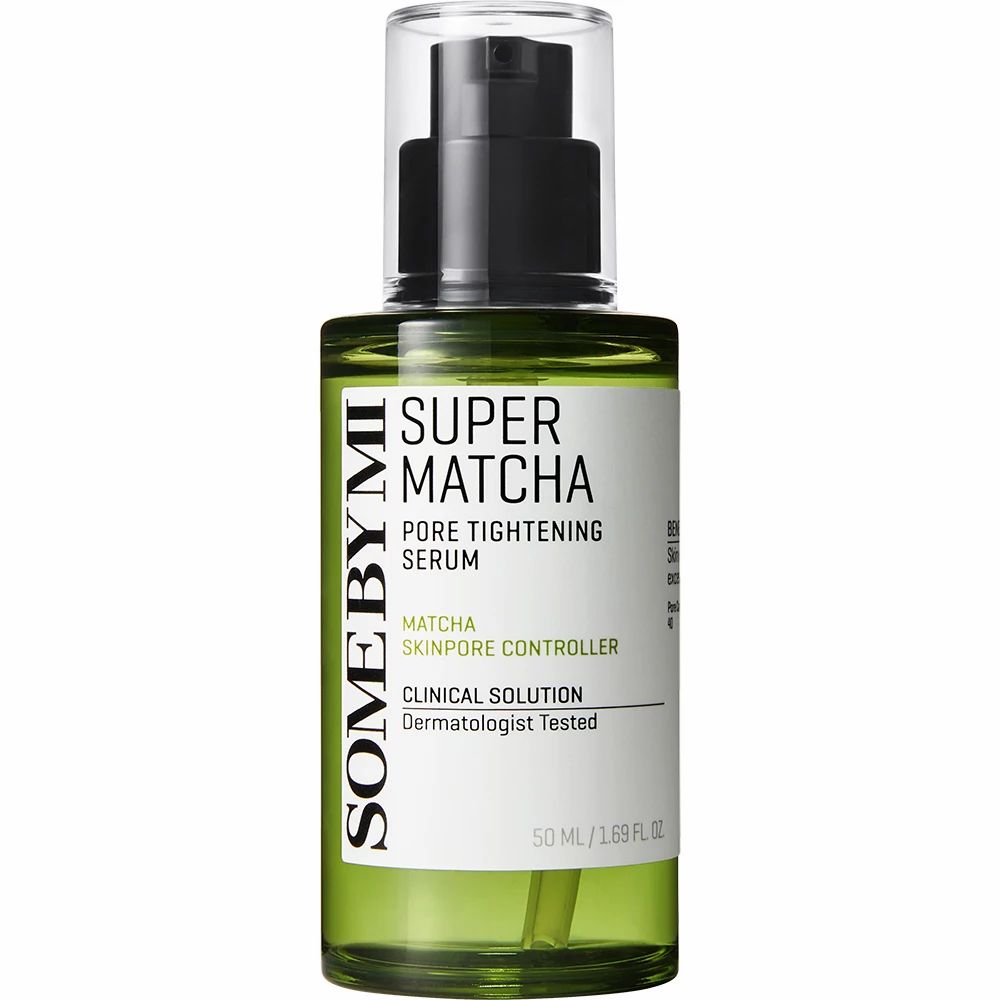Groene serumfles met zwarte pomp. Opschrift: SOME BY MI Super Matcha Pore Tightening Serum. Transparante dop.